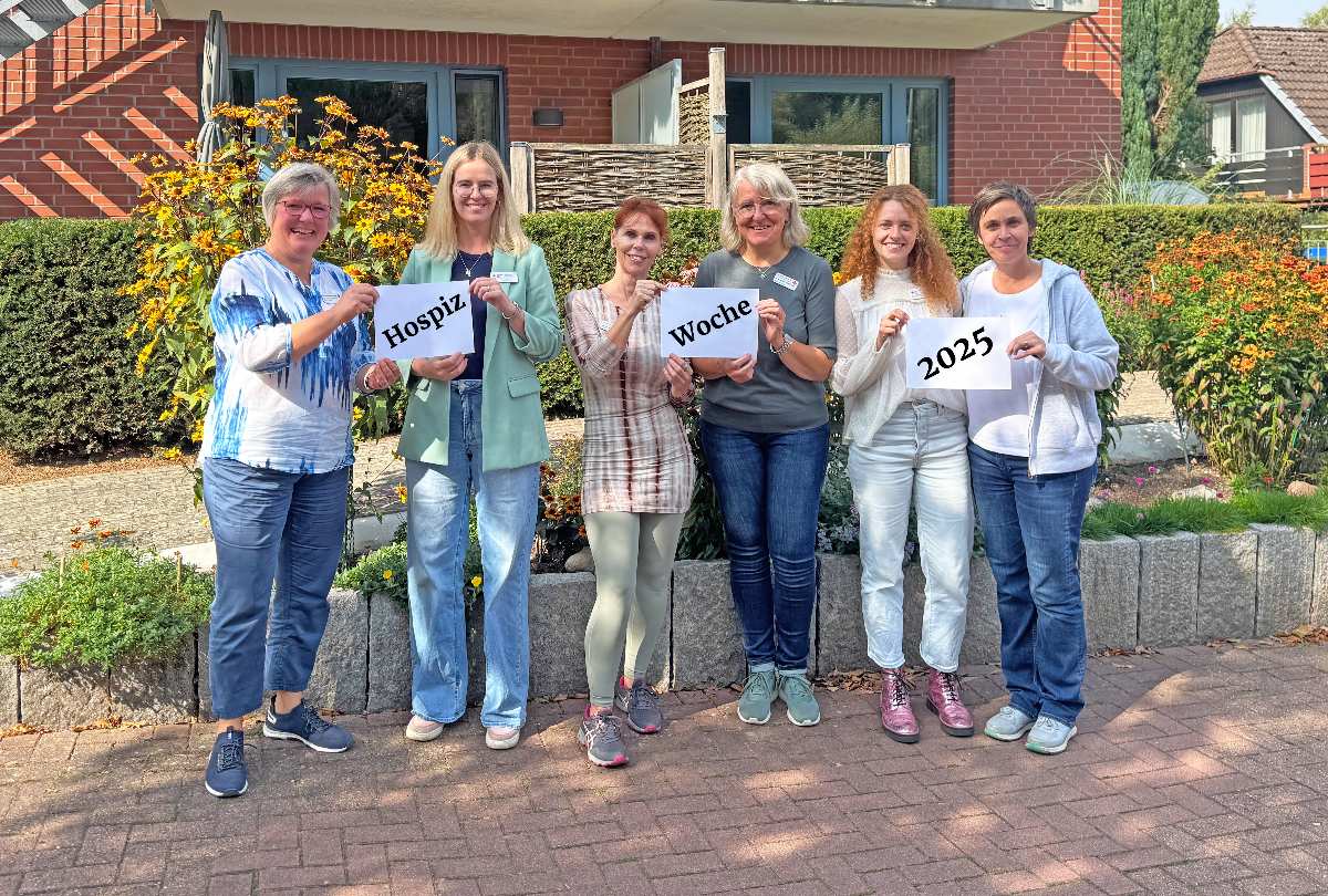 Sechs Frauen halten Schilder hoch.