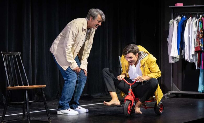 Zwei Personen auf einer Theaterbühne.