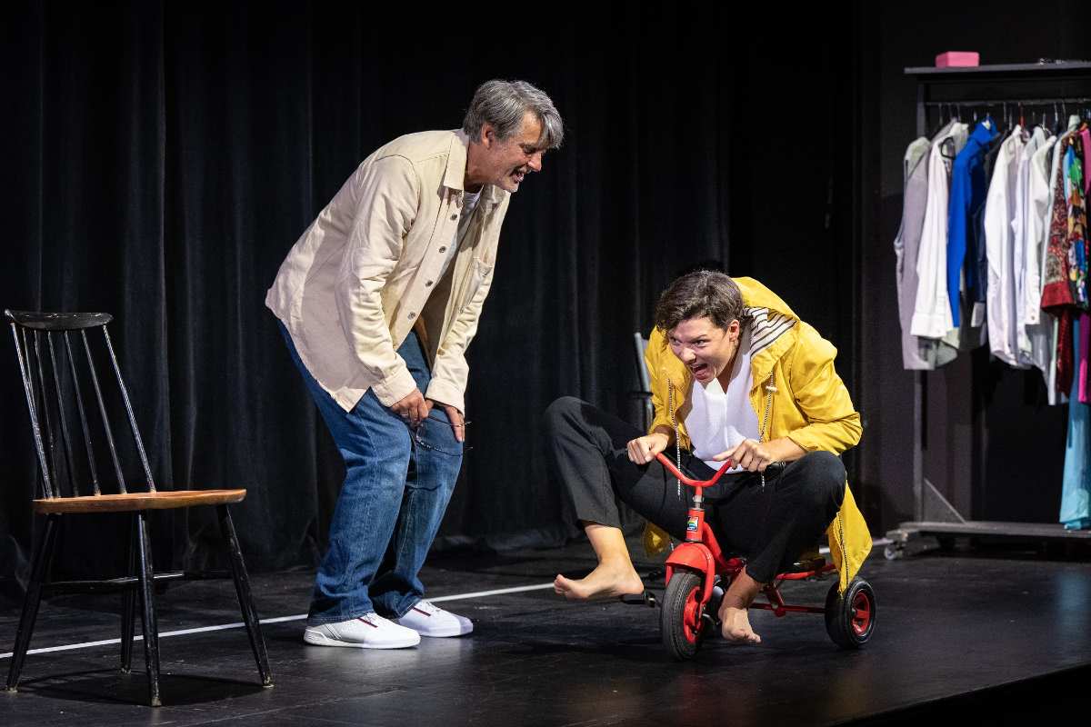 Zwei Personen auf einer Theaterbühne.