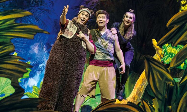 Theateraufführung im Dschungel-Setting