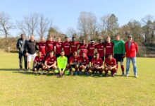 Fußballmannschaft auf dem Spielfeld.