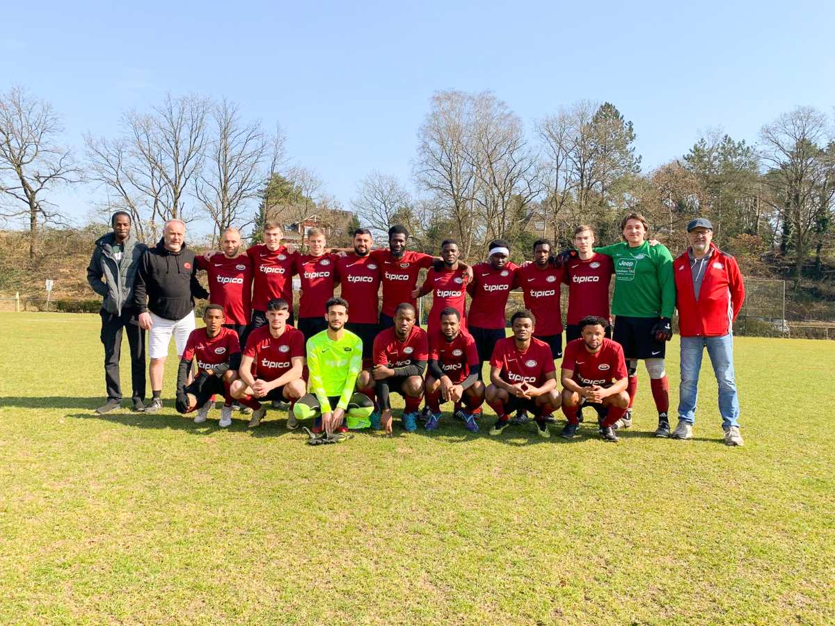 Fußballmannschaft auf dem Spielfeld.