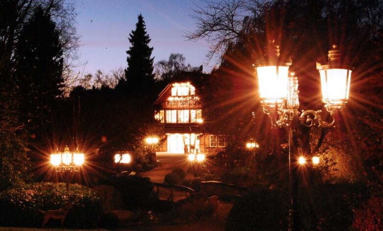 Beleuchtetes Haus im nächtlichen Garten