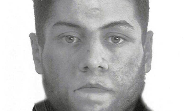 Mann mit dunklem Hoodie und Frisur