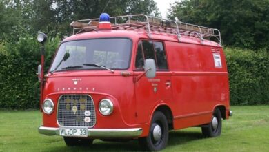 Roter Lieferwagen mit Blaulicht