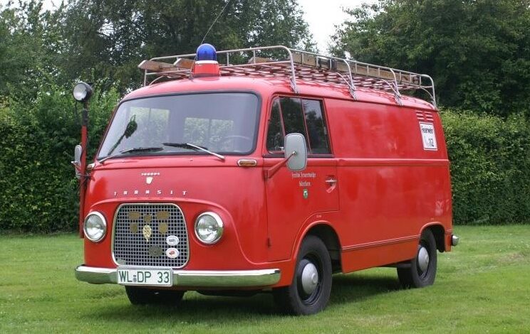 Roter Lieferwagen mit Blaulicht