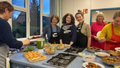 Gruppenzusammenkunft beim Kochworkshop.