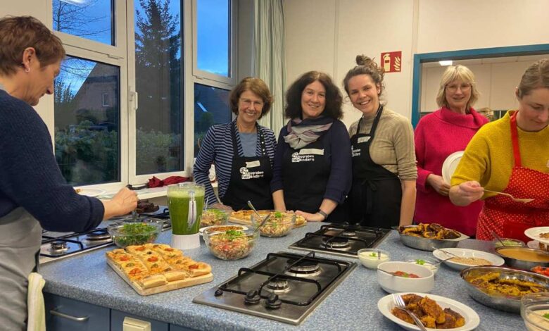 Kürbis trifft Kreativität: Herbstlicher Kochspaß mit Yvonne Grimault in Hausbruch 6 Gruppenzusammenkunft beim Kochworkshop.