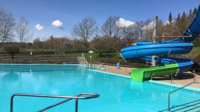 Schwimmbad mit Rutsche und klarem Wasser