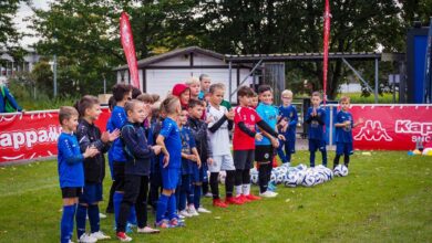 Junge Fußballspieler bei einer Veranstaltung.