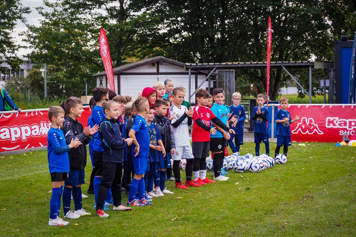 KAPPA „Road to Italy“-Tour: Kostenloses Profi-Fußballtraining für Kinder in Altenwerder 1 Junge Fußballspieler bei einer Veranstaltung.