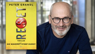 Autor mit Buchcover in Hintergrund