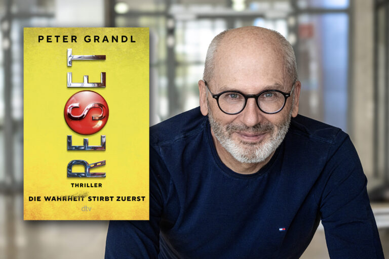 Autor mit Buchcover in Hintergrund