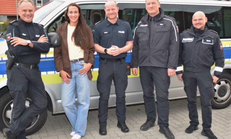 Neue Führungswechsel bei der Polizei im Landkreis Harburg im Oktober 2025 2 Fünf Personen vor Polizeifahrzeug.