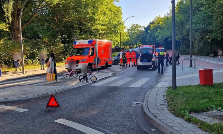 Hamburg-Hausbruch: Zehnjähriger Junge bei Unfall im Rehrstieg schwer verletzt 5 Unfall mit Kind und Rettungsdiensten