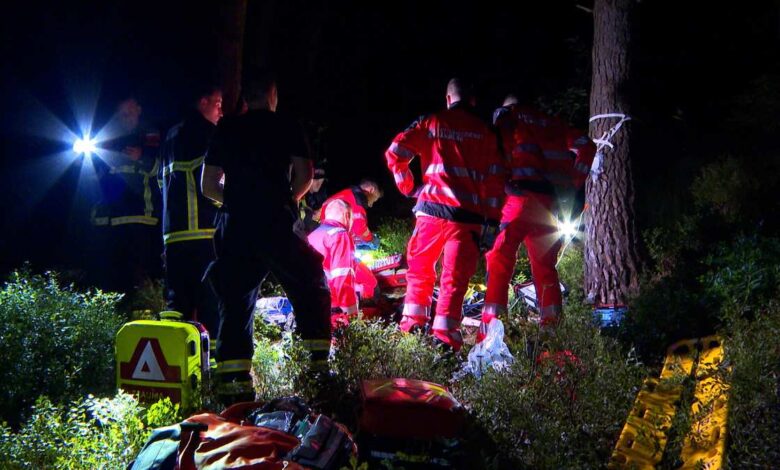 Rettungskräfte arbeiten in der Nacht.