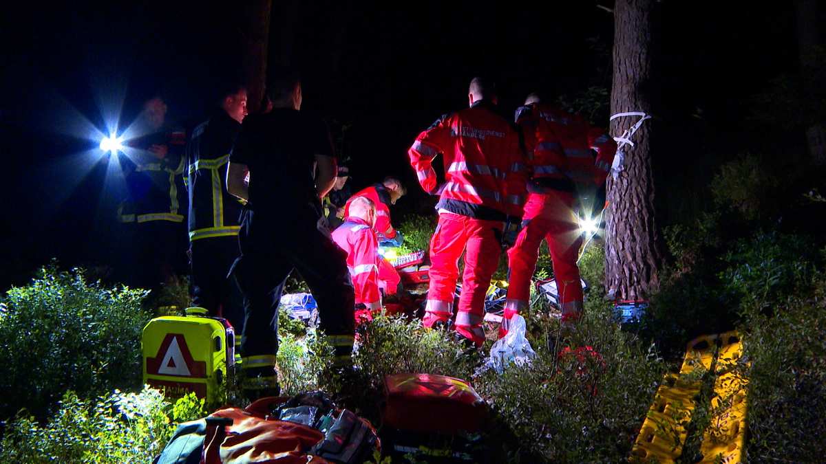 Rettungskräfte arbeiten in der Nacht.