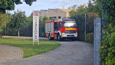 Feuerwehrfahrzeug vor dem Gymnasium