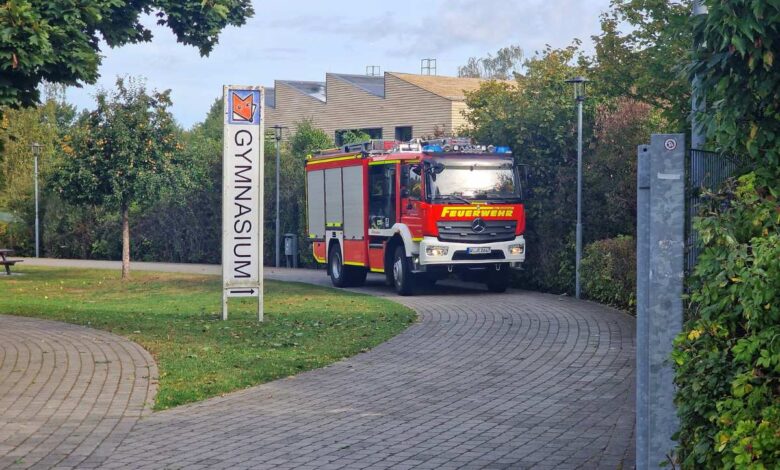 Feuerwehrfahrzeug vor dem Gymnasium