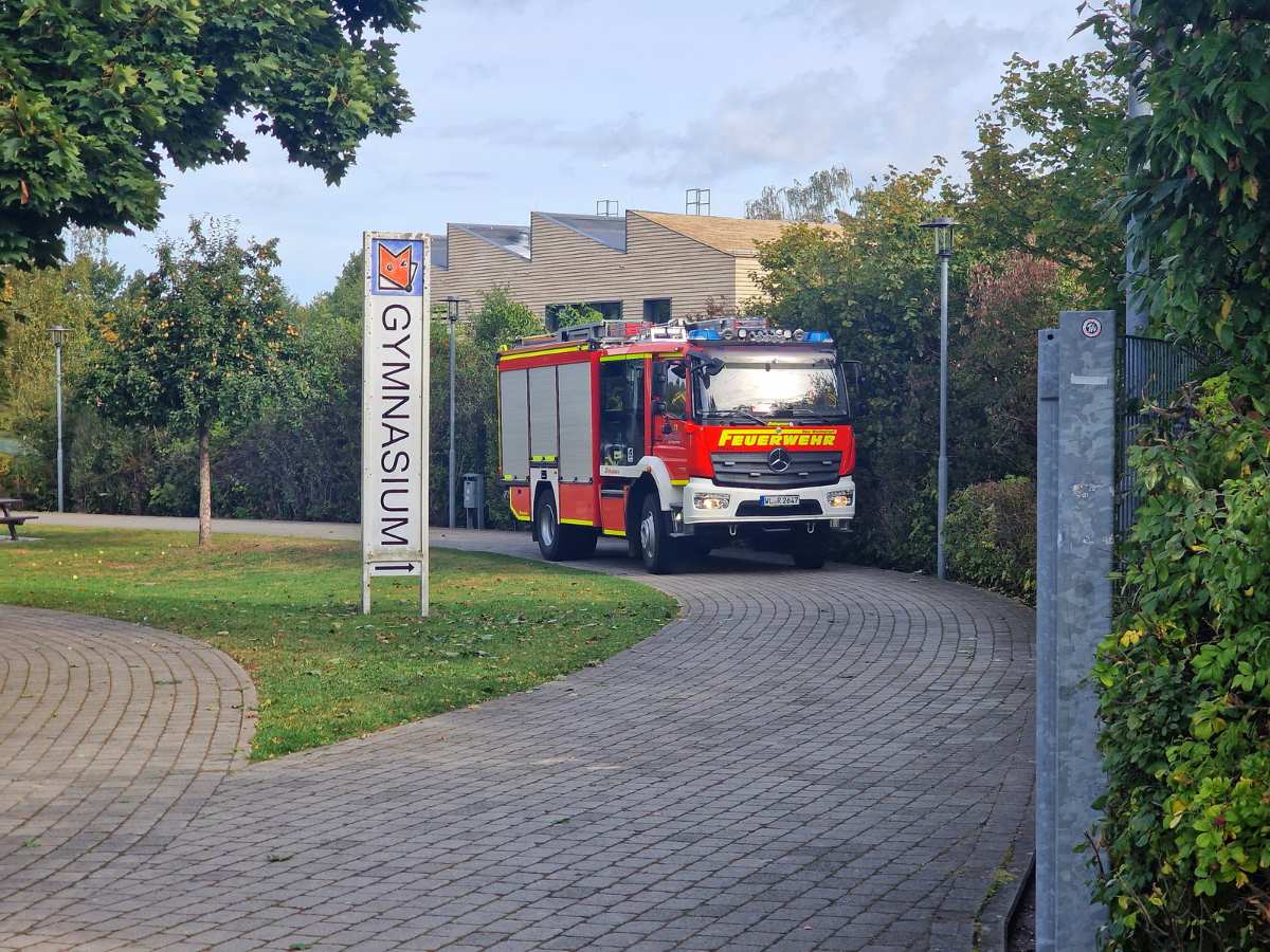 Feuerwehrfahrzeug vor dem Gymnasium