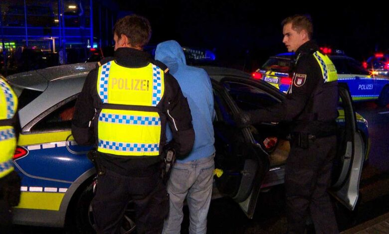 Schüsse nach Streit – Polizei stoppt flüchtenden BMW und nimmt Insassen fest 8 Polizei bei nächtlichem Einsatz vor Auto.