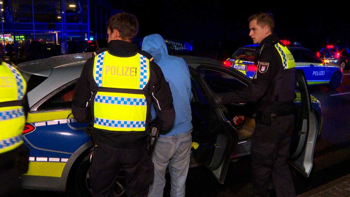 Polizei bei nächtlichem Einsatz vor Auto.