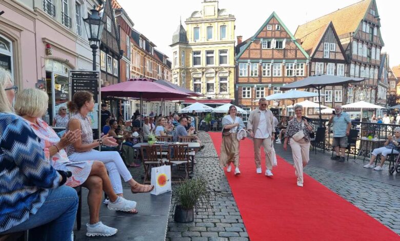 Menschen auf rotem Teppich in Stadt
