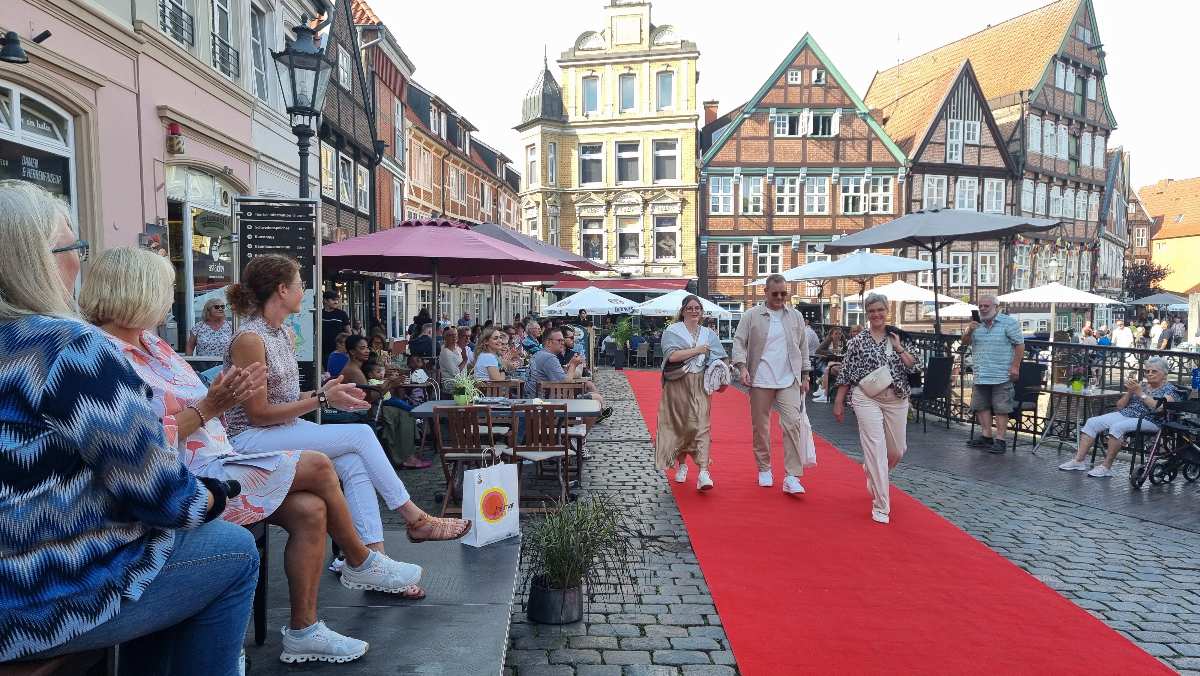 Menschen auf rotem Teppich in Stadt