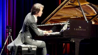 Pianist spielt auf einem Flügel.