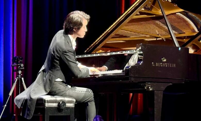 Buchholz: Haiou Zhang begeistert mit magischem Klavierabend in der ausverkauften Empore 3 Pianist spielt auf einem Flügel.