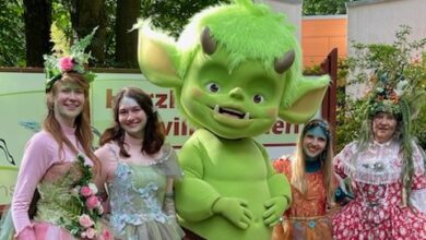 Grüner Monsterkostüm mit Freunden.