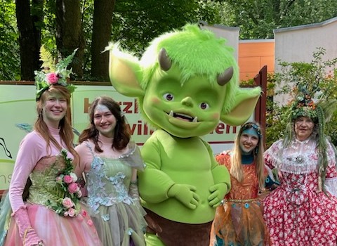 Grüner Monsterkostüm mit Freunden.