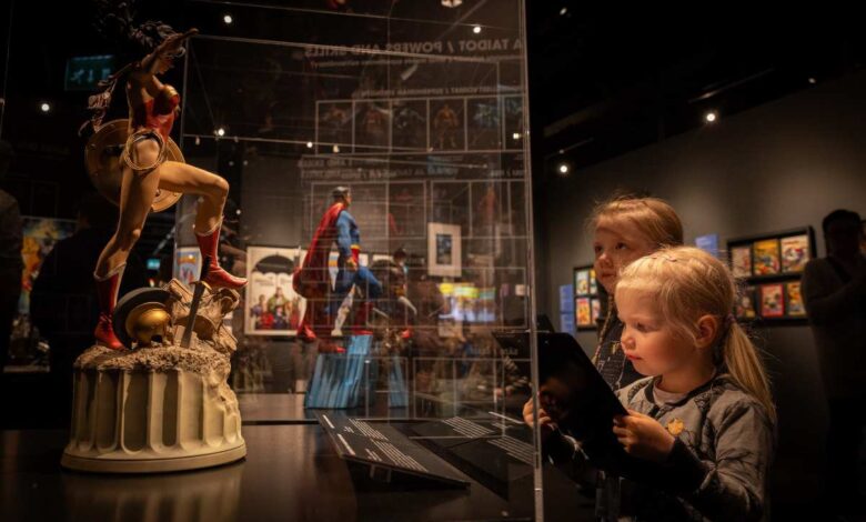 Hamburg-Harburg: Archäologisches Museum zeigt Sonderausstellung „Mythos Superhelden“ 9 Kinder betrachten Superhelden-Ausstellung.