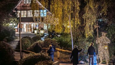 Nachtwächter begrüßt Besucher bei LUMAGICA