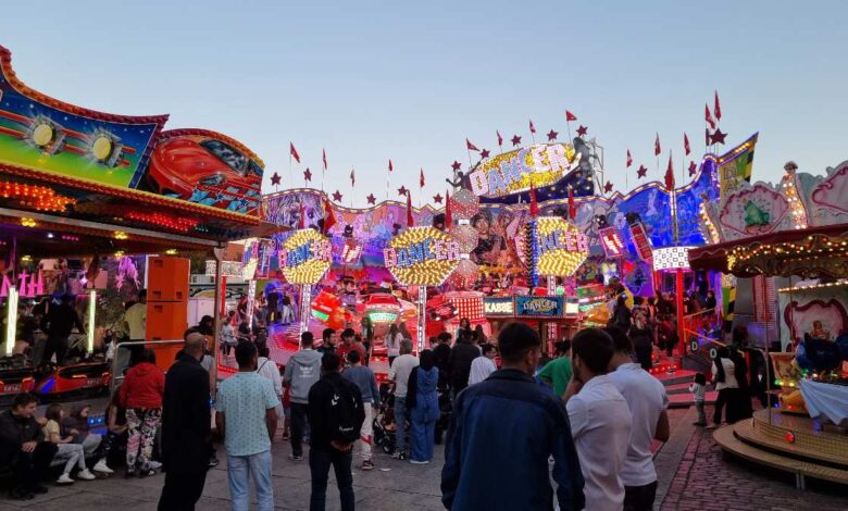 Bunte Lichter und fröhliche Menschen.