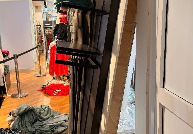 Dollern: Seniorin kracht mit Mercedes in Schaufenster – Schaden von mindestens 18.000 Euro 10 Chaos in einem beschädigten Geschäft