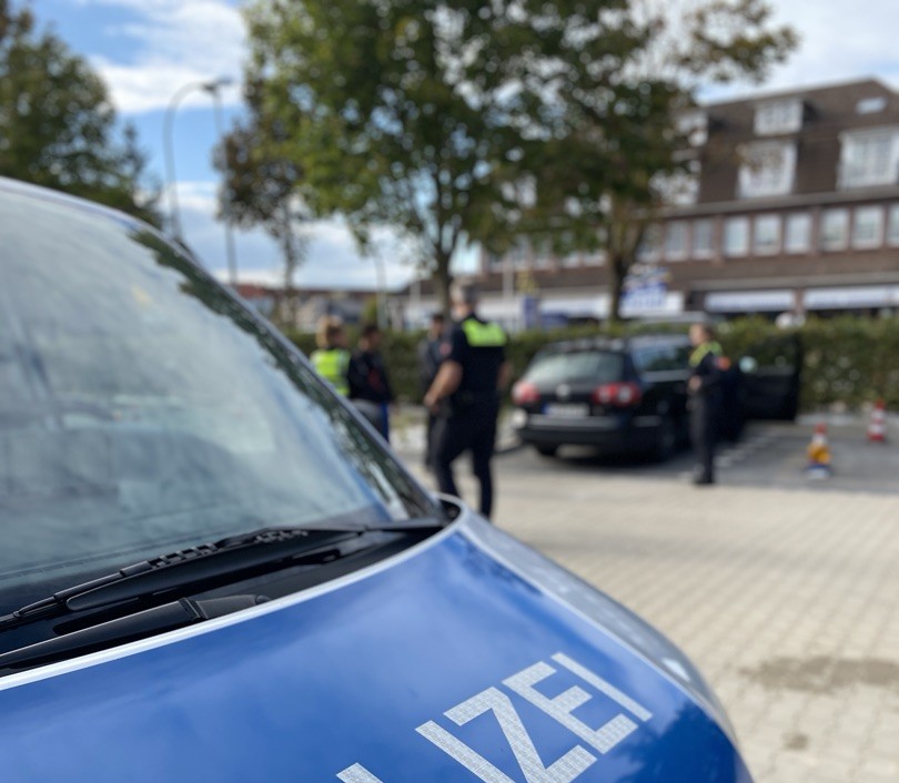 Polizei bei einer Verkehrskontrolle