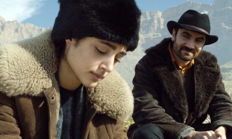 Zwei Personen in winterlicher Kleidung.