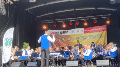 Blasorchester spielt auf der Bühne.