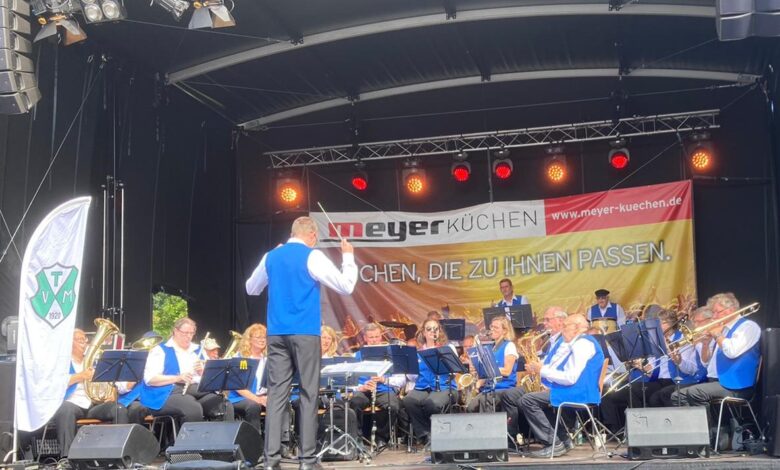 Blasorchester des TV Meckelfeld lädt zum Kaffee-und-Kuchen-Konzert in die Burg Seevetal 10 Blasorchester spielt auf der Bühne.