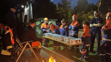 Jugendfeuerwehr am Lagerfeuer versammelt