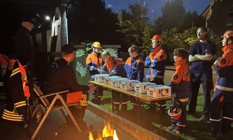 Maschens Jugendfeuerwehr triumphiert beim spannenden Nachtmarsch in Seevetal 6 Jugendfeuerwehr am Lagerfeuer versammelt