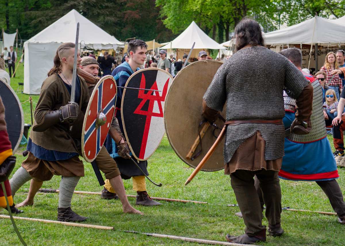 Historische Kämpfer mit Schilden