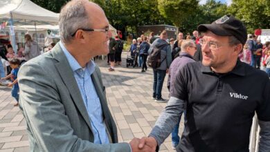Zwei Männer schütteln sich die Hände.