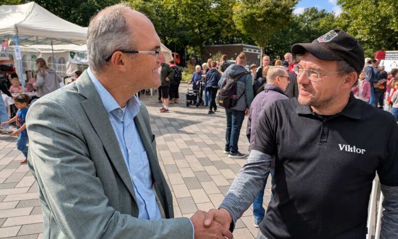 Zwei Männer schütteln sich die Hände.