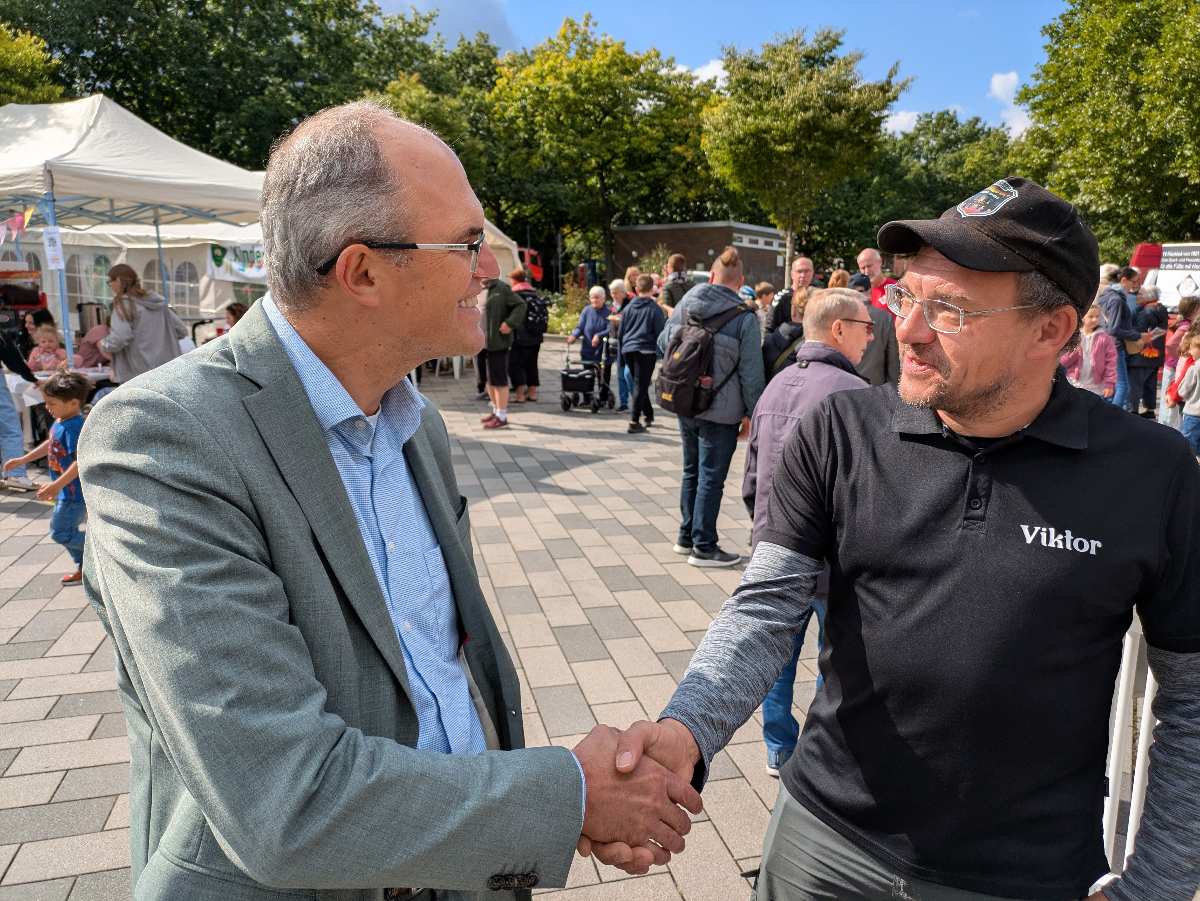 Zwei Männer schütteln sich die Hände.