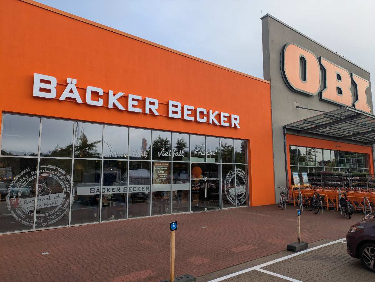 Bäckerei neben Baumarkt OBI.