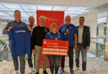 Team mit Spendencheck für Parkinson