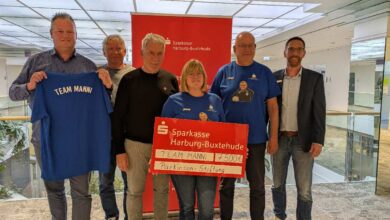 Team mit Spendencheck für Parkinson