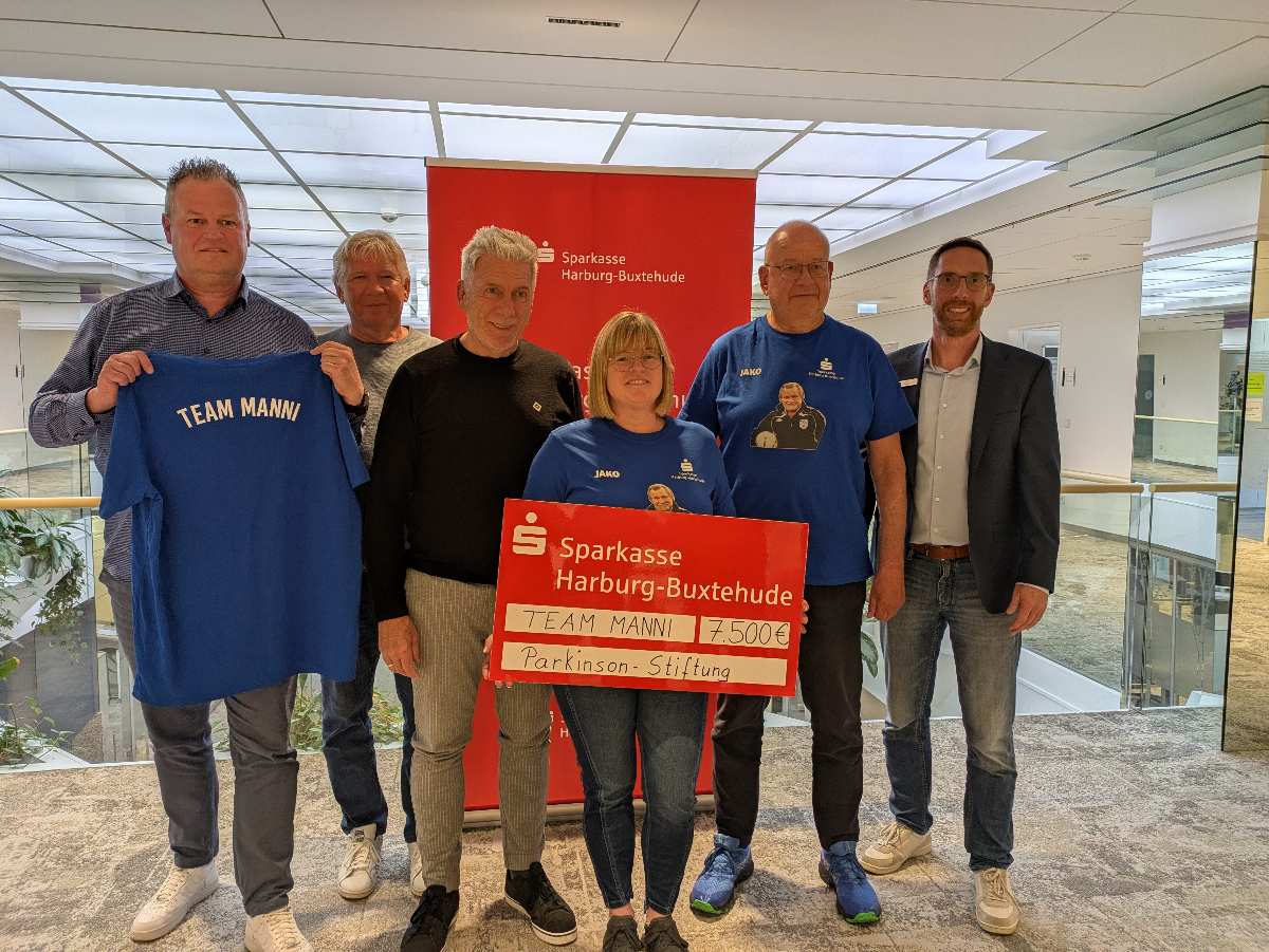 Team mit Spendencheck für Parkinson